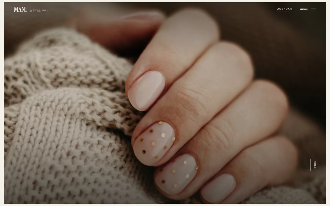 Página inicial do Studio Mani com fotografia de unhas decoradas