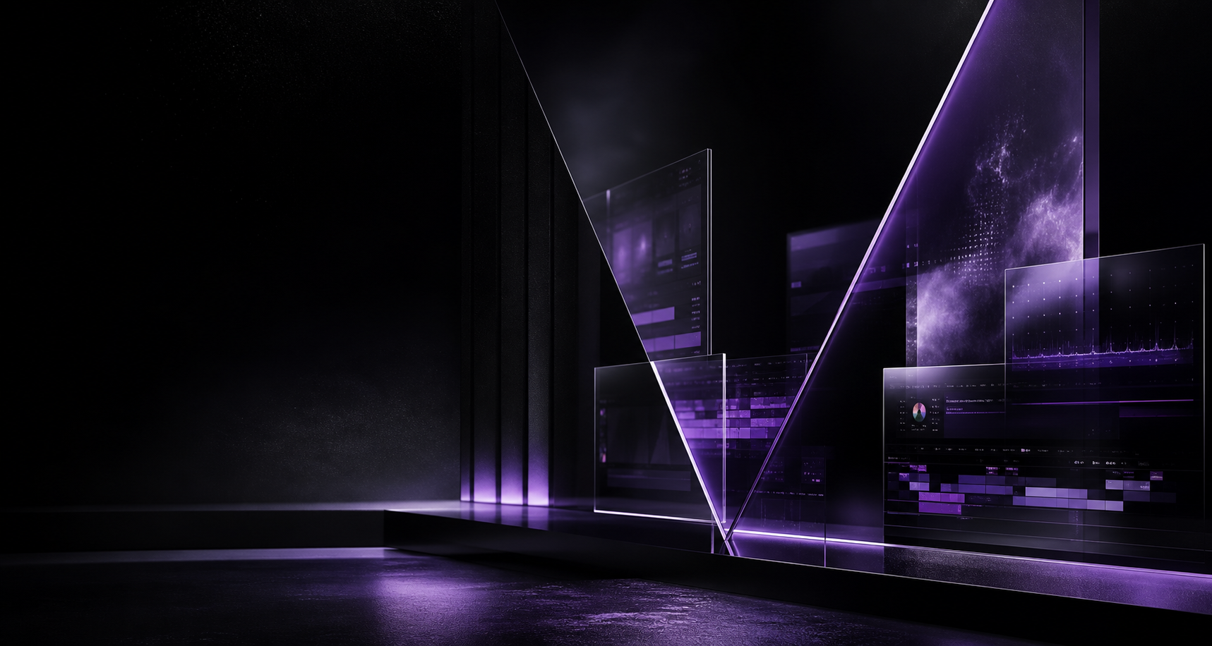Composição abstrata em vidro roxo e preto representando criação digital, vídeo e interfaces.